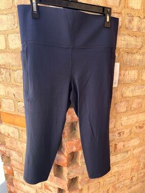 Athleta Black Salutation Stash Capri